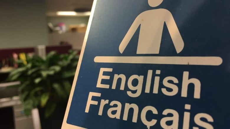 A sign in French and English
