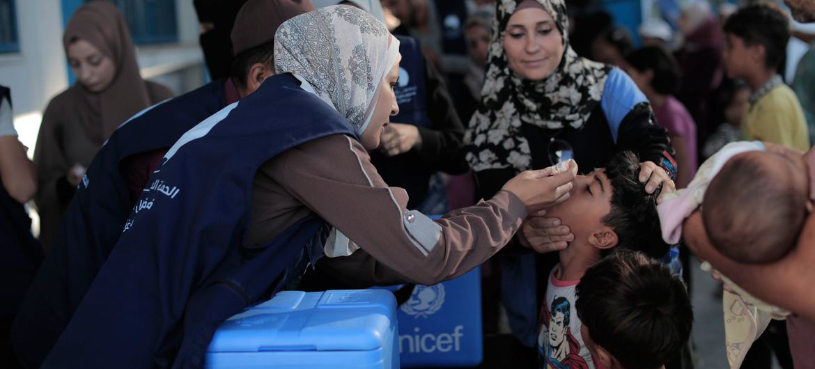 The UN, in collaboration with Palestinian health authorities, began to vaccinate 640,000 children in the Gaza Strip in September. (file) The UN, in collaboration with Palestinian health authorities, began to vaccinate 640,000 children in the Gaza Strip in September. (file)