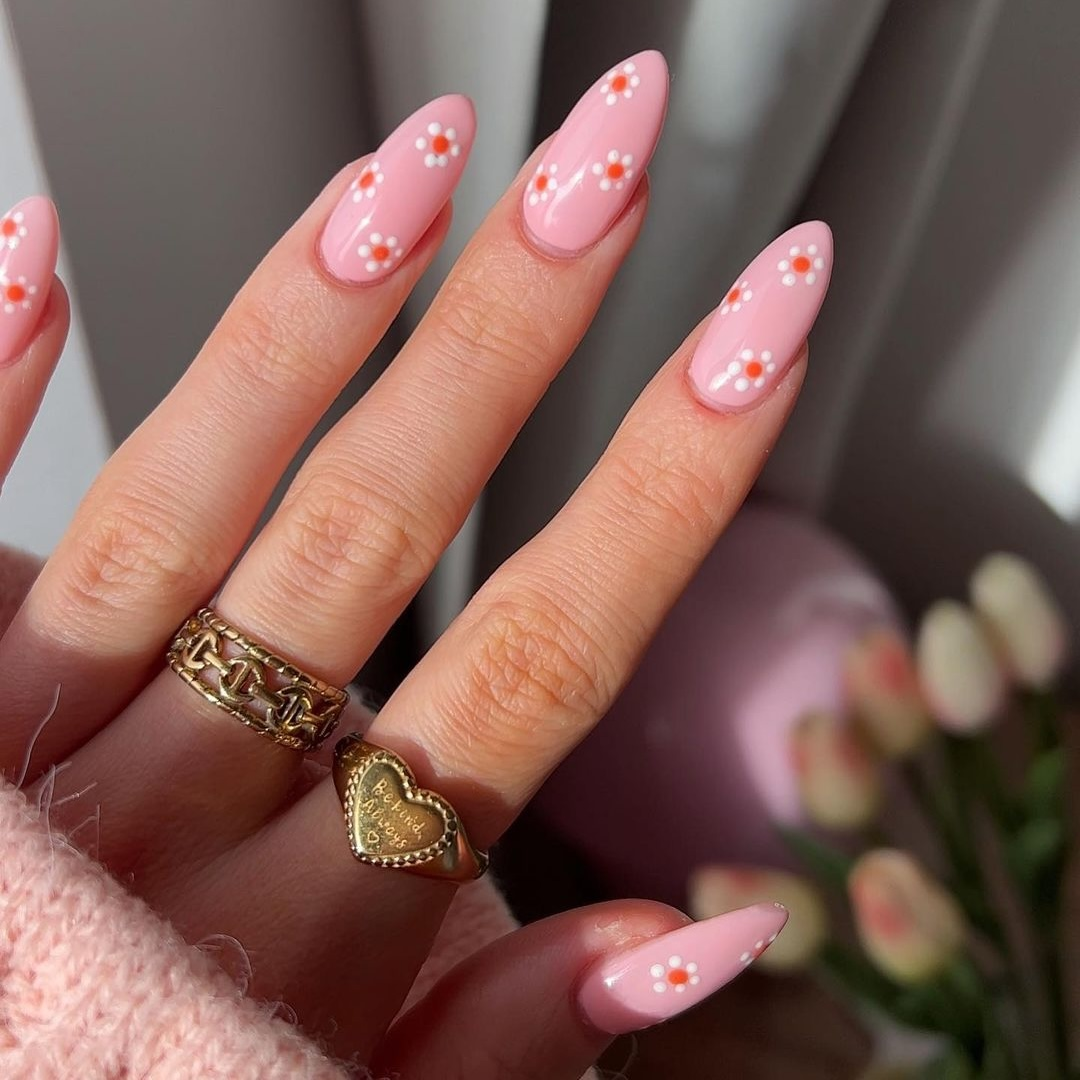 Nail Art That Speaks in Seasons: Mapped Minimalism, Snowflakes, and Spring Blooms